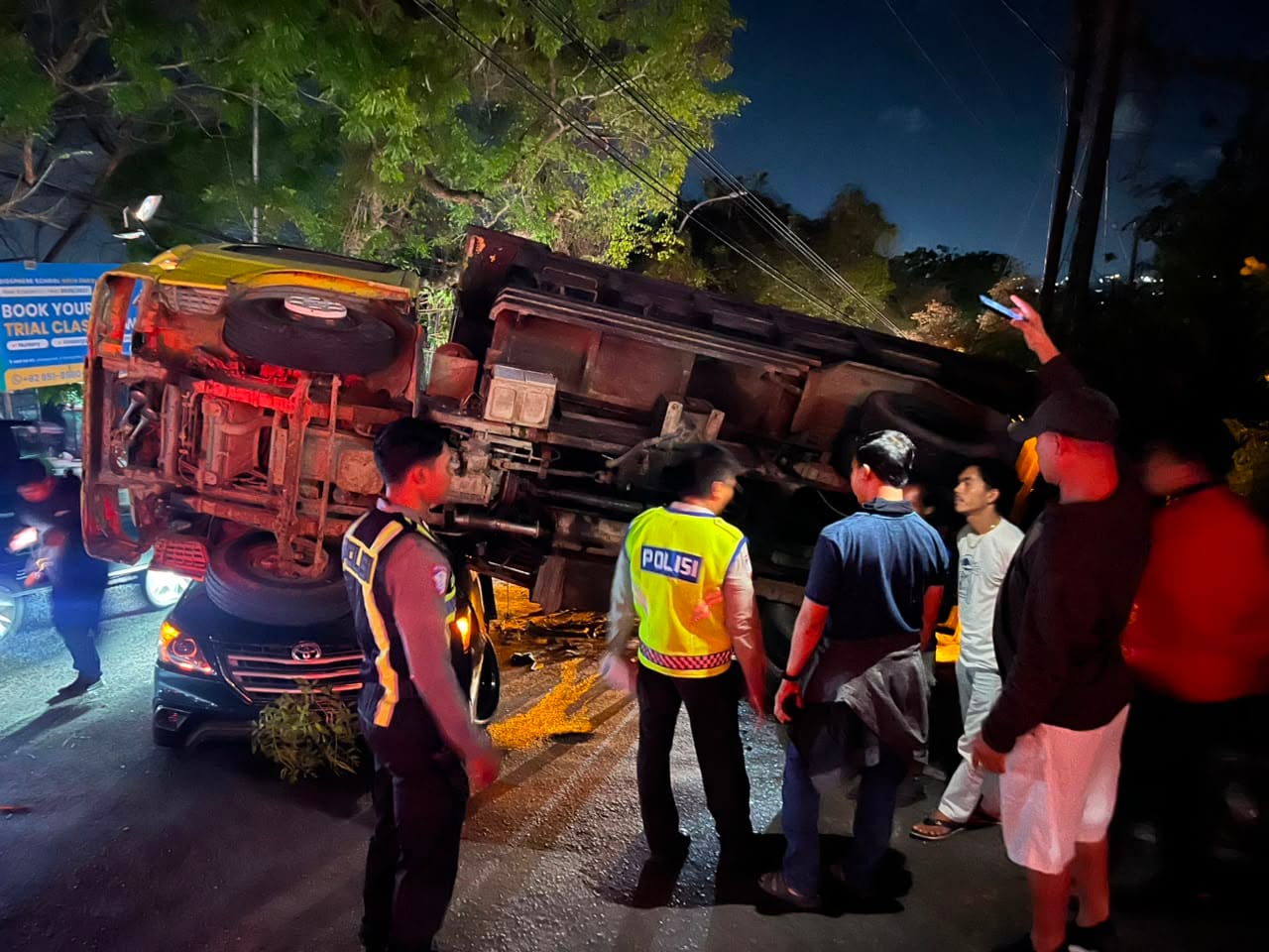 Tanjakan Pura Pasambiangan Memakan Korban, Truk Mungret Terguling Timpa Mobil Minibus