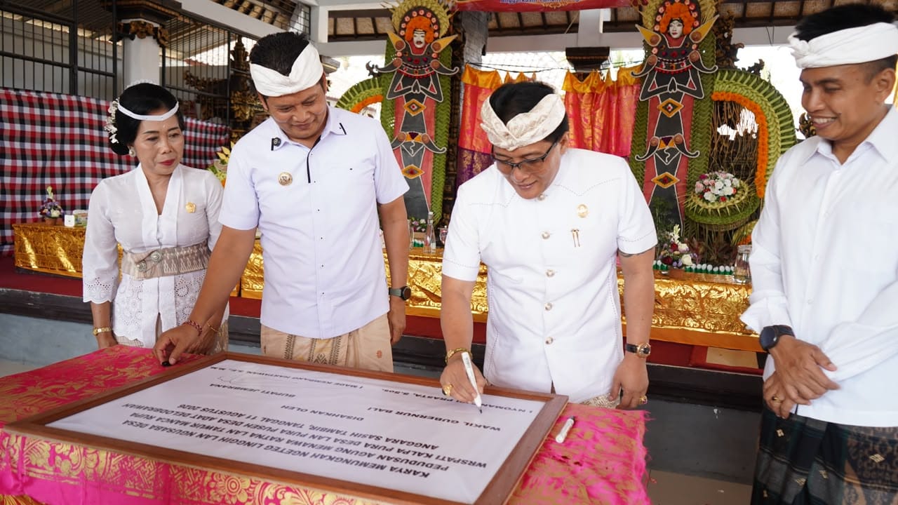 Apresiasi Pelestarian Adat di Jembrana, Wagub Giri Prasta Mepunia Puluhan Juta Rupiah di Pura Desa Delodbrawah