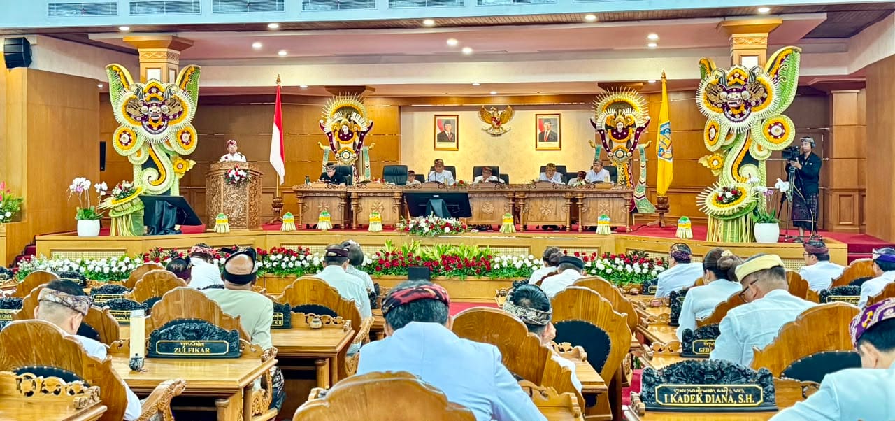 Sidang Paripurna HUT ke-68 Bali: Gubernur Koster dan Giri Prasta Komit “Ngayah” Total Niskala-Sakala