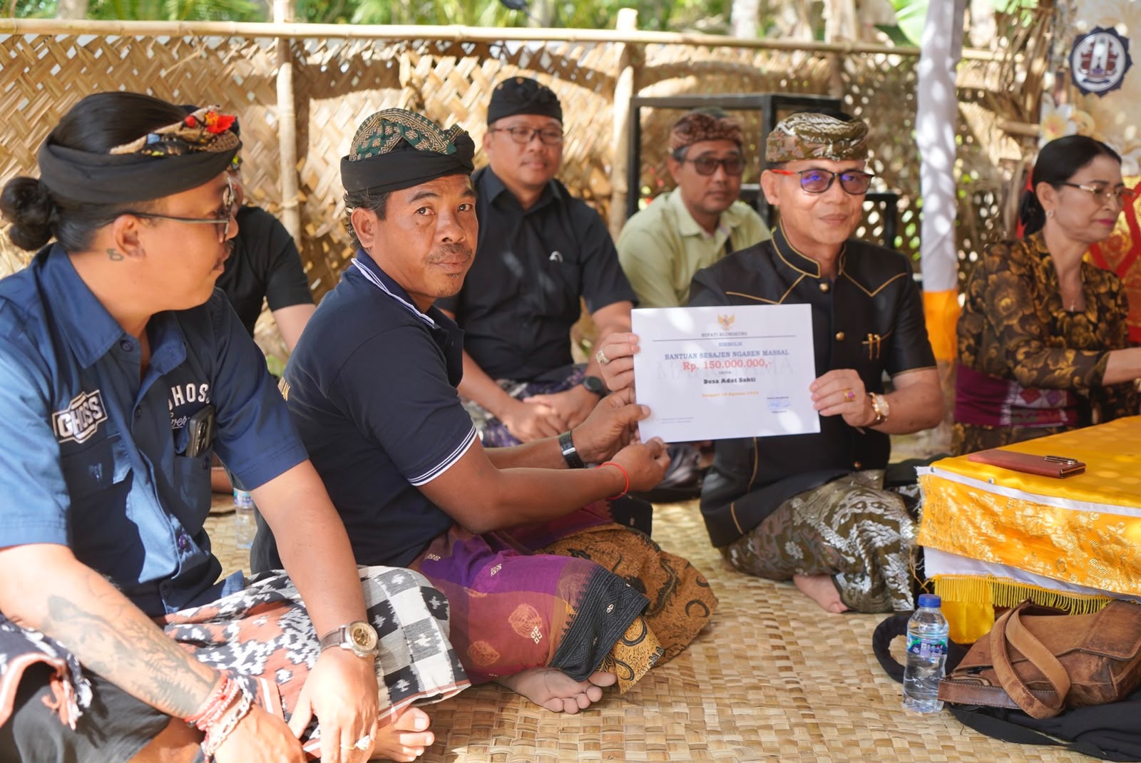Wujudkan Program Pelestarian Adat, Bupati Klungkung Serahkan Bantuan Pitra Yadnya di 3 Lokasi