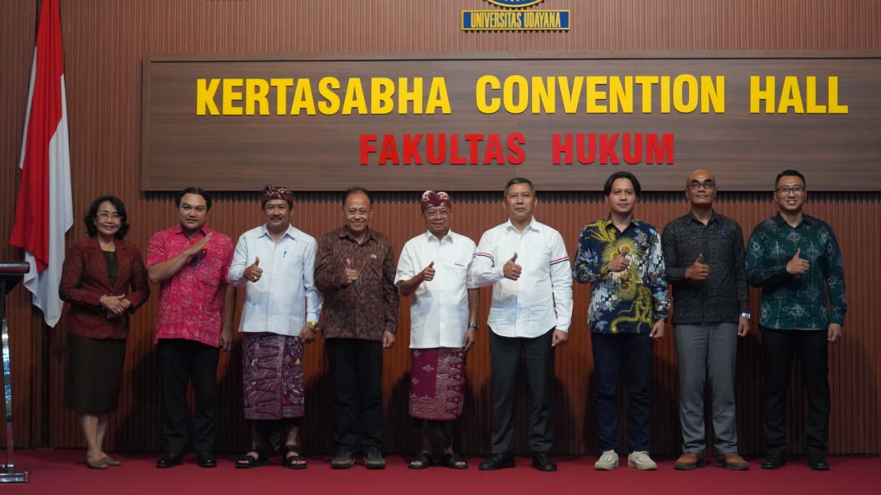 Gubernur Koster Ajak Mahasiswa Pascasarjana FH Unud Perkuat Keilmuan Hadapi Persaingan Global