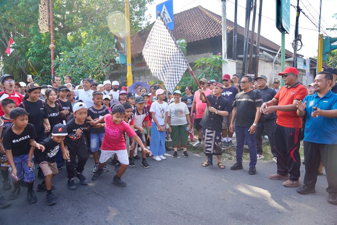 Bertabur Doorprize dan 1.000 Nasi Jinggo Gratis, Jalan Santai di Banjarangkan