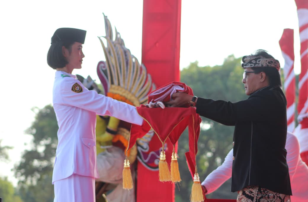 Khidmat ! Wagub Giri Prasta Pimpin Penurunan Sang Merah Putih di Lapangan Puputan Margarana