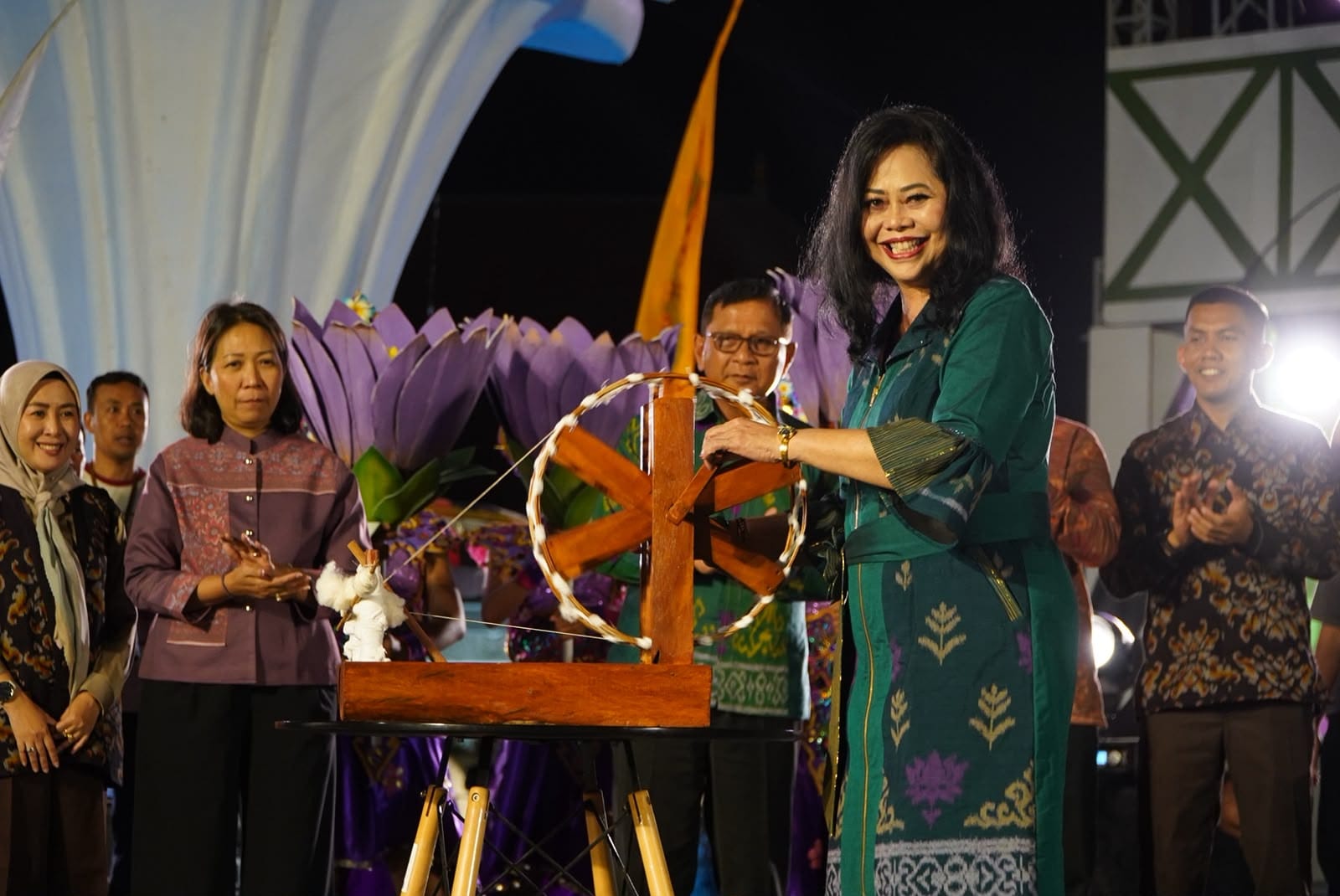 Angkat Pesona Bunga Teratai, Dekranasda Buleleng Resmi Rilis Endek Tunjung Ungu di Panggung BulFest
