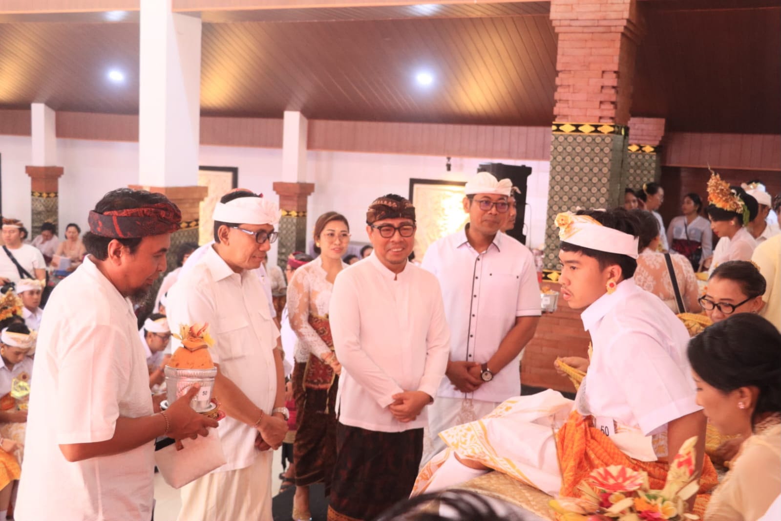 Gelar Metatah Massal Gratis untuk 72 Peserta, Desa Tegal Harum Dipuji Wawali