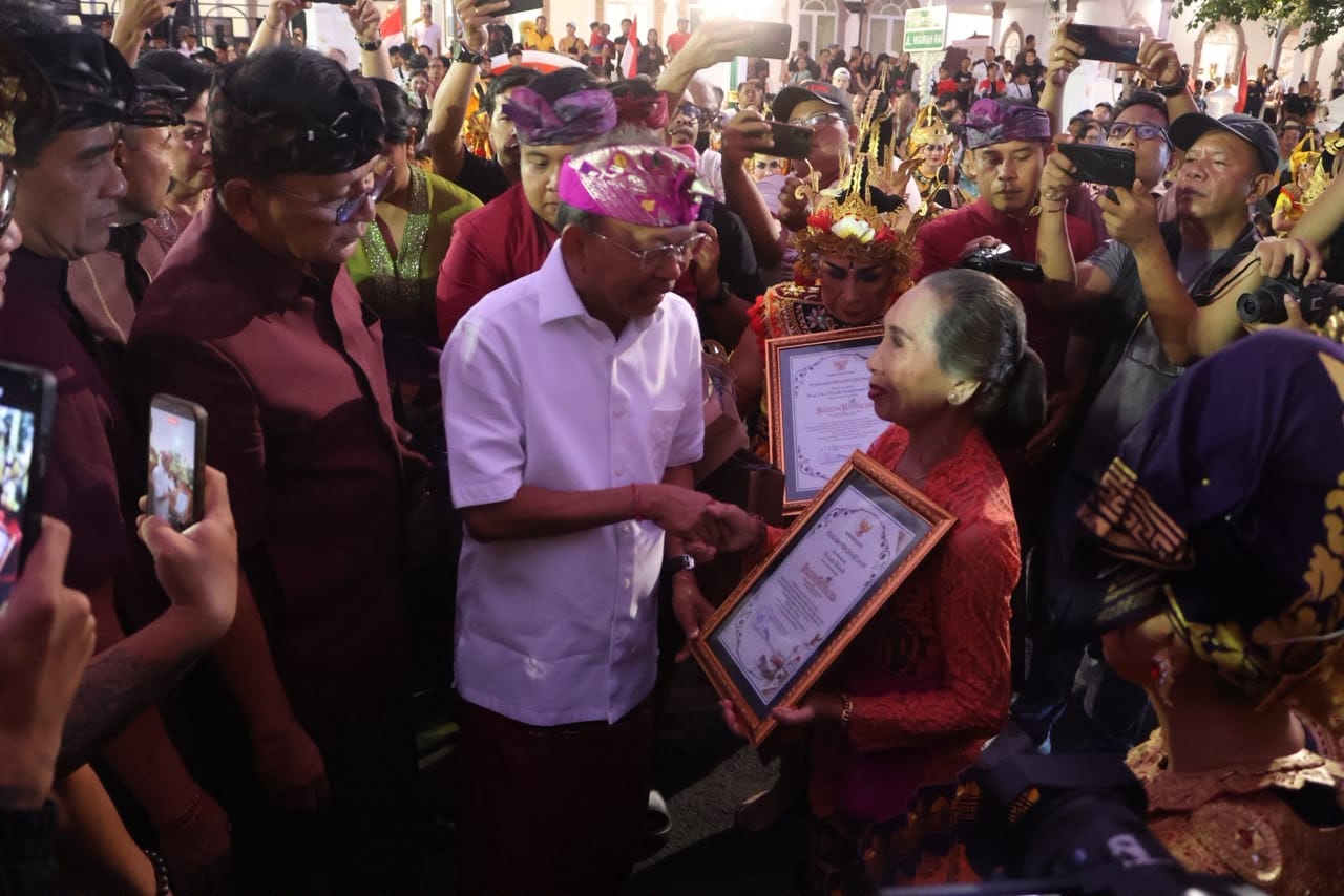 Momen Spesial Pembukaan Bulfest 2026 : Tiga Maestro Tari Buleleng Terima Penghargaan dari Koster