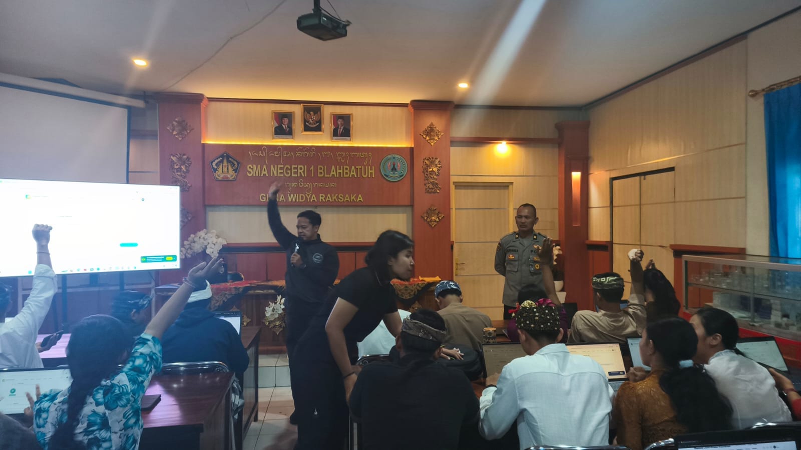 Bijak Teknologi, Polres Gianyar Beri Pelatihan AI ke Siswa SMAN 1 Blahbatuh