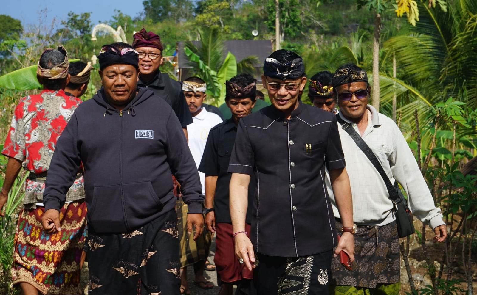 Bupati Satria Gencar Turunkan Bantuan Ngaben, Giliran Banjar Pengalusan dan Adat Calik Nusa Penida Cair