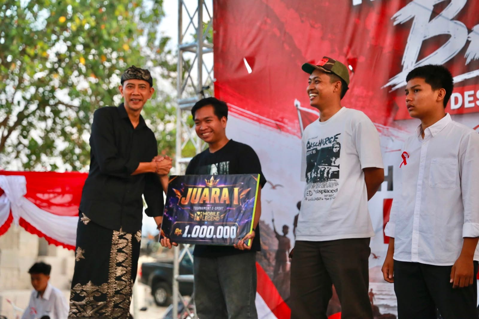Hadiri Pelantikan Karang Taruna Bahari, Wabup Tjok Surya Dorong Pemuda Kampung Kusamba Gali Potensi Pesisir
