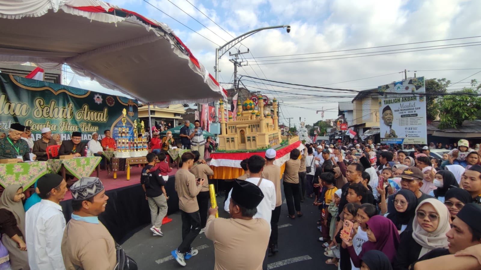 Semarak Maulid Nabi di Kampung Jawa Denpasar: Pawai Miniatur Masjid, Tari Rudat, hingga Tabligh Akbar Cucu KH Hasyim Asy’ari