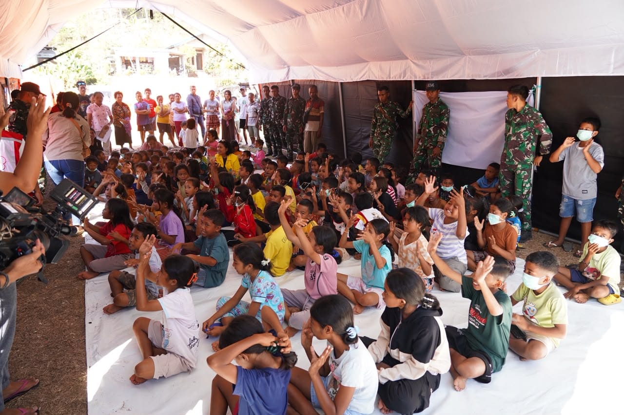 Trauma Healing Korban Gempa di Manggarai, Kapendam IX/Udayana Hibur Anak-anak Pengungsi