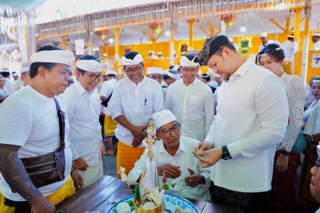 Adi Arnawa dan Gus Bota Salurkan Rp 700 Juta untuk Yadnya Massal di Kwanji