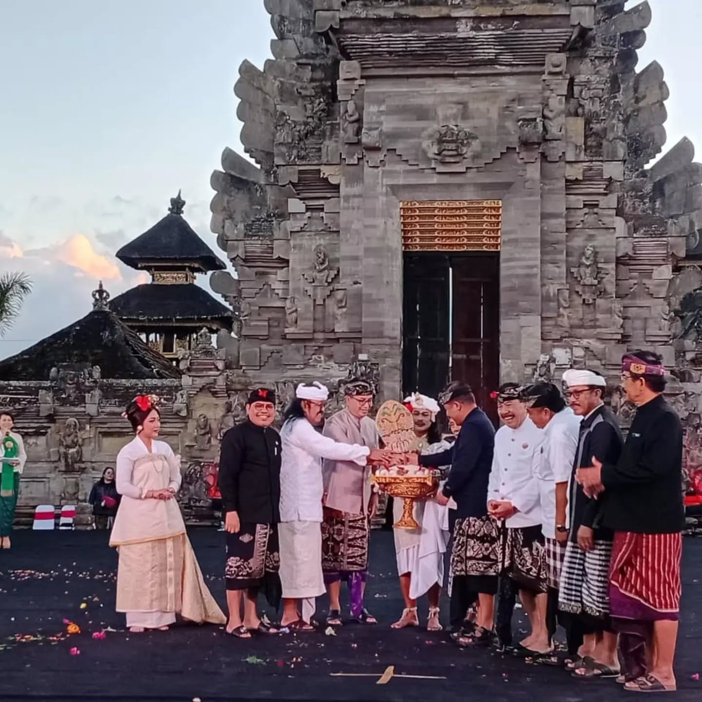 Refleksi Seabad Rarud Batur, Bupati Sedana Arta Buka Batur Village Festival #1 di Pura Ulun Danu Batur