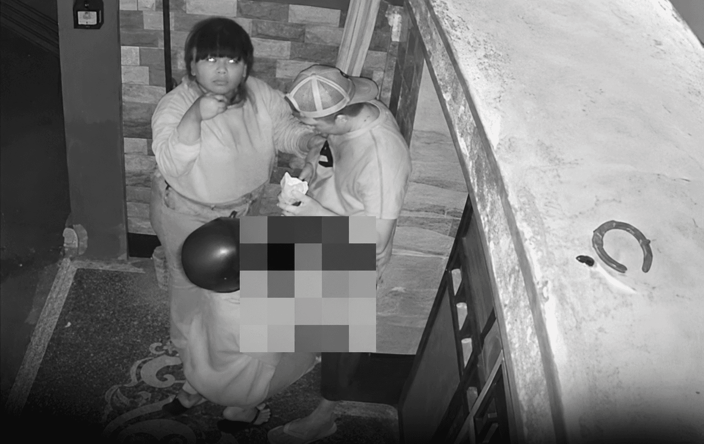 Terekam Kamera CCTV ! Pria WNA dan 2 Wanita Diduga Berbuat Asusila di Kawasan Canggu