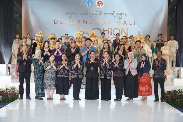 Usung Konsep “Satu Jiwa, Tiga Rupa”, Ny. Putri Koster Targetkan Wastra Bali Tembus Pasar Mode Global