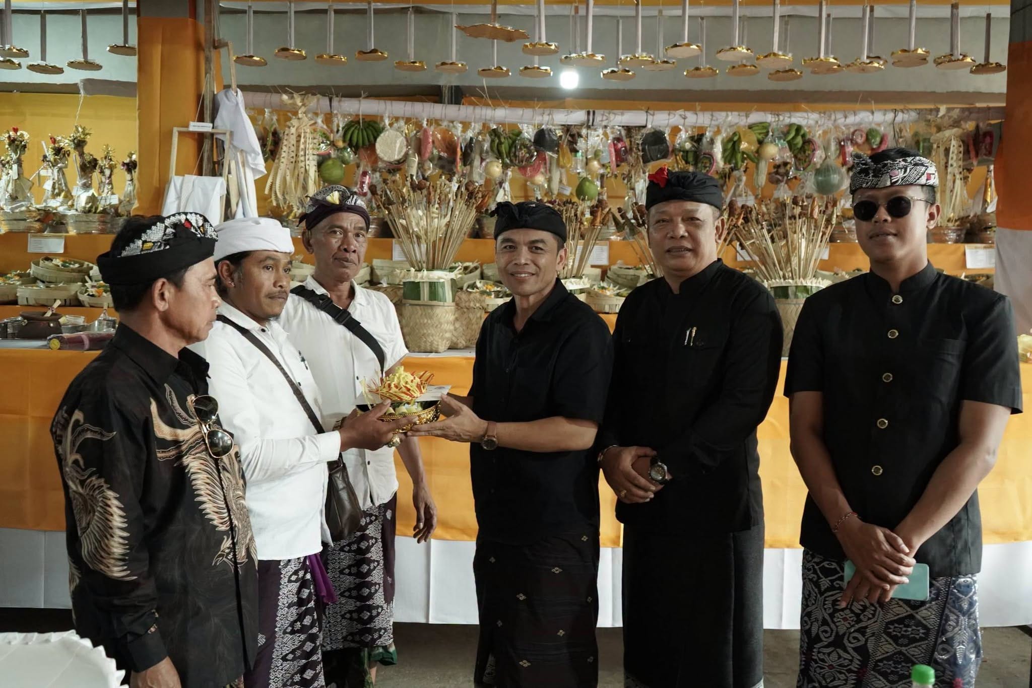 Dukung Pelestarian Adat dan Tradisi Gotong Royong, Wabup Karangasem Jadi Upasaksi Yadnya Massal di Desa Iseh