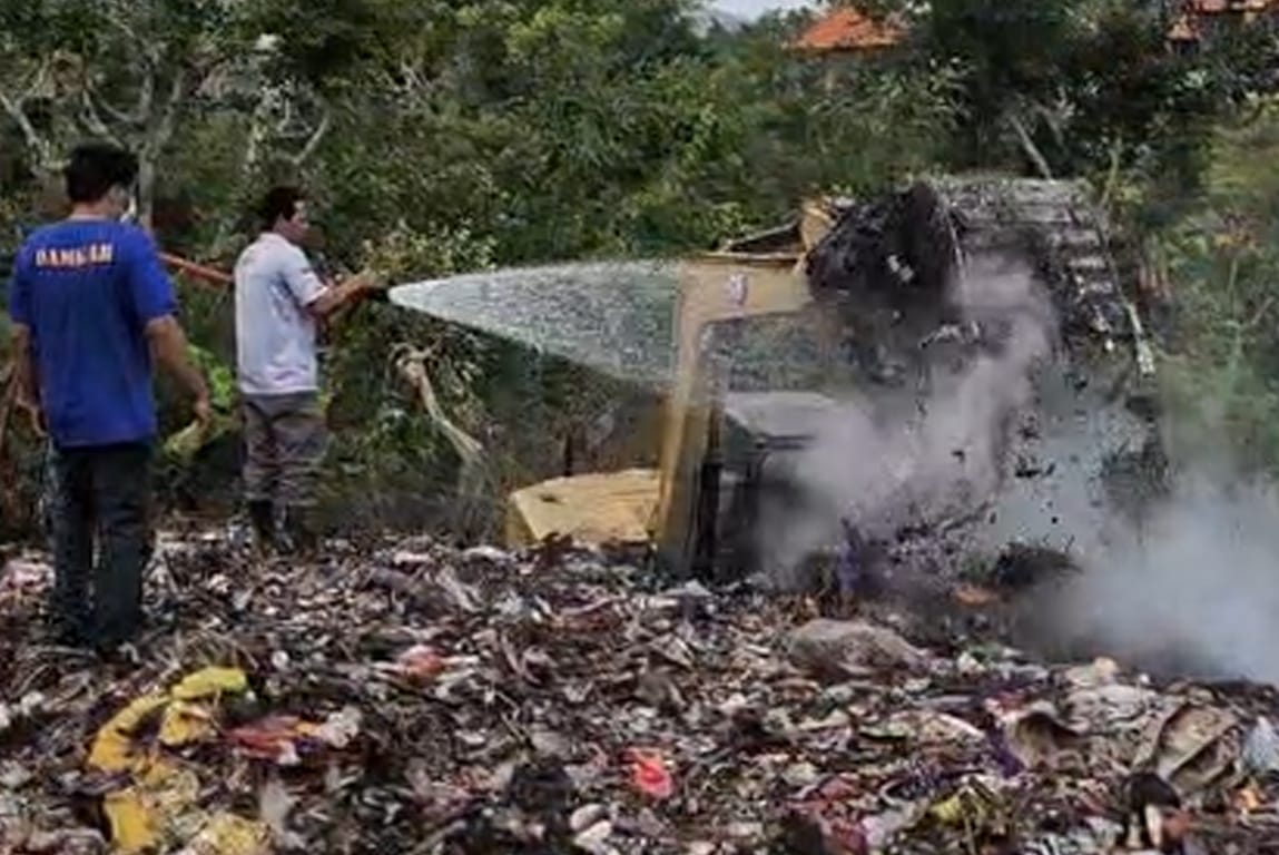 Khawatir Merembet ke Area Pura ! Sampah TPST Kutampi Nusa Penida Mendadak Terbakar