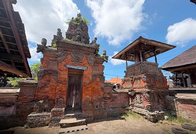 Punya Gelung Kori Bergaya Portugis, Pura Penataran Tutuan Klungkung Berpacu Antara Restorasi – Ancaman Banjir