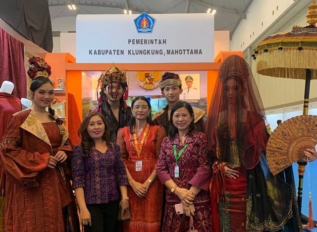 Bawa Tema Tri Hita Karana, Ny. Eva Satria Komit Dorong Wastra Klungkung Naik Kelas di Kancah Nasional