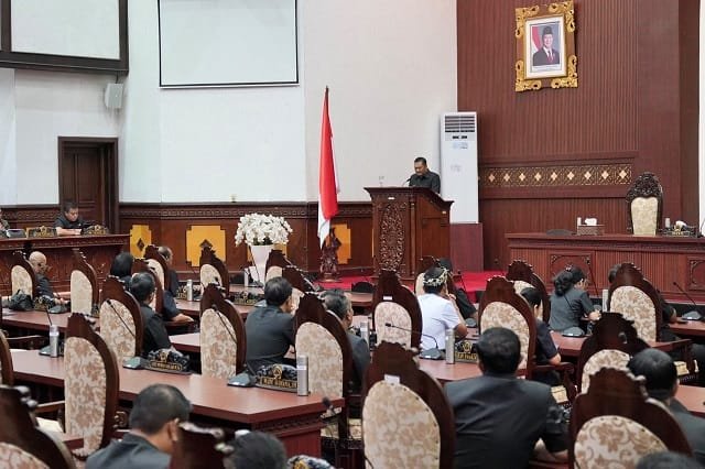 Rapat Paripurna DPRD Gianyar : Bupati Tegaskan Beasiswa Lancar dan Belanja Modal Jalan Tembus Rp 288 Miliar