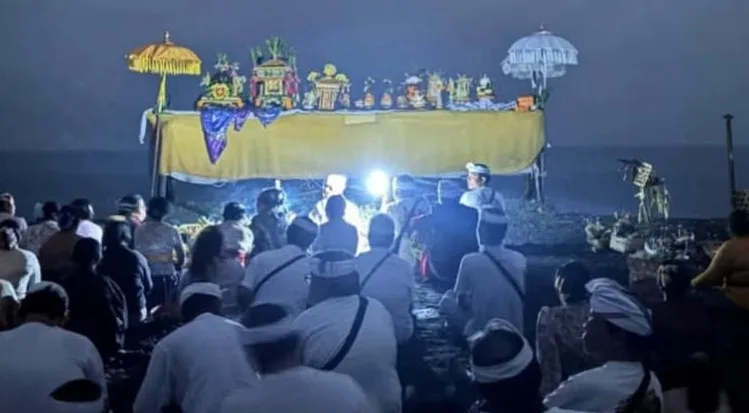 Digelar Tengah Malam di Pantai Siut, Warga Arya Madura Banjarangkan Lestarikan Tradisi Kuno “Ngaro”