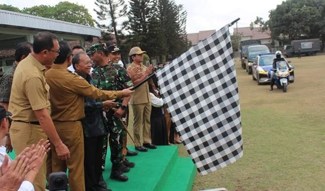 Menyama Braya ! Pemprov Bali – Pemkot Denpasar Kirim 9 Truk Bantuan & Uang Rp 700 Juta ke NTT