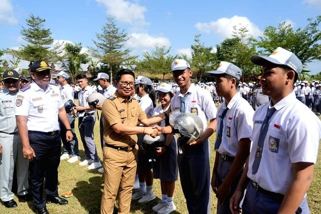 Tanamkan Budaya Tertib Lalu Lintas, Bupati Adi Arnawa Serahkan Helm untuk Siswa SMAN 2 Abiansemal