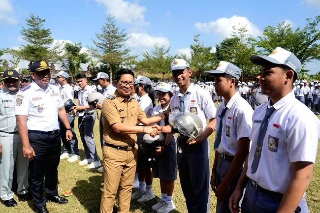 Tanamkan Budaya Tertib Lalu Lintas, Bupati Adi Arnawa Serahkan Helm untuk Siswa SMAN 2 Abiansemal