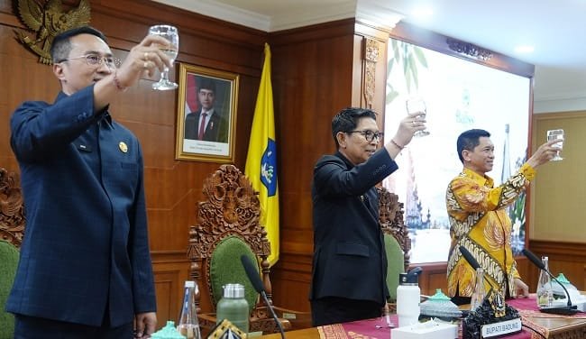 Tekan Sampah Plastik! Pemkab Badung lan ITS Surabaya Resmi Luncurkan AMDK Botol Kaca Baliss