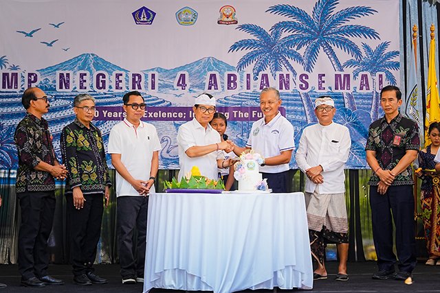 HUT ke-40 SMPN 4 Abiansemal, Bupati Badung Tekankan Karakter SDM dan Komit Perluas Beasiswa Perguruan Tinggi
