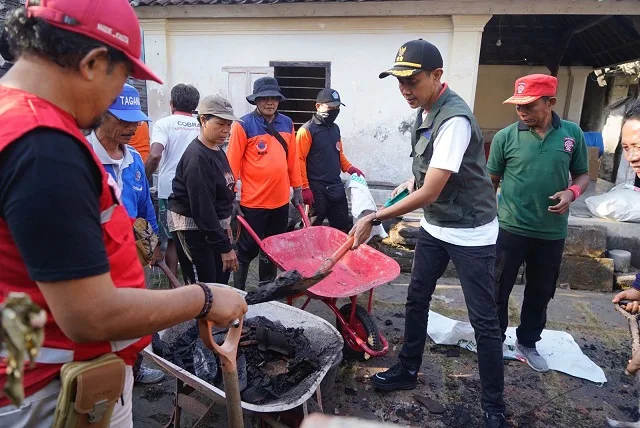 Gotong Royong, Bupati Satria Instruksikan BPBD Garap Rehabilitasi Rumah Korban Kebakaran di Negari