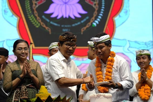 Hadir di “Tunjung Mekar Amplify”, Bupati Adi Arnawa Ingatkan Pemuda Munggu Tak Jadi Penonton di Rumah Sendiri