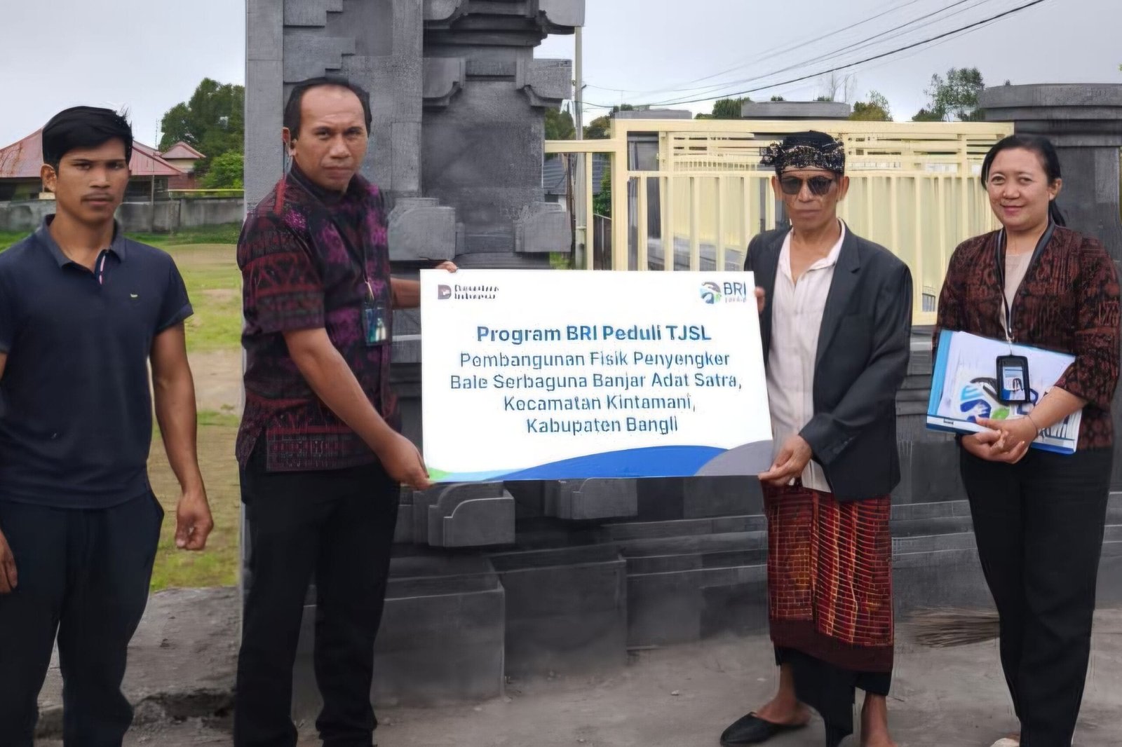 Wajah Baru Balai Serbaguna Banjar Satra Bangli : Dilengkapi Candi – Tembok Penyengker Dibantu BRI