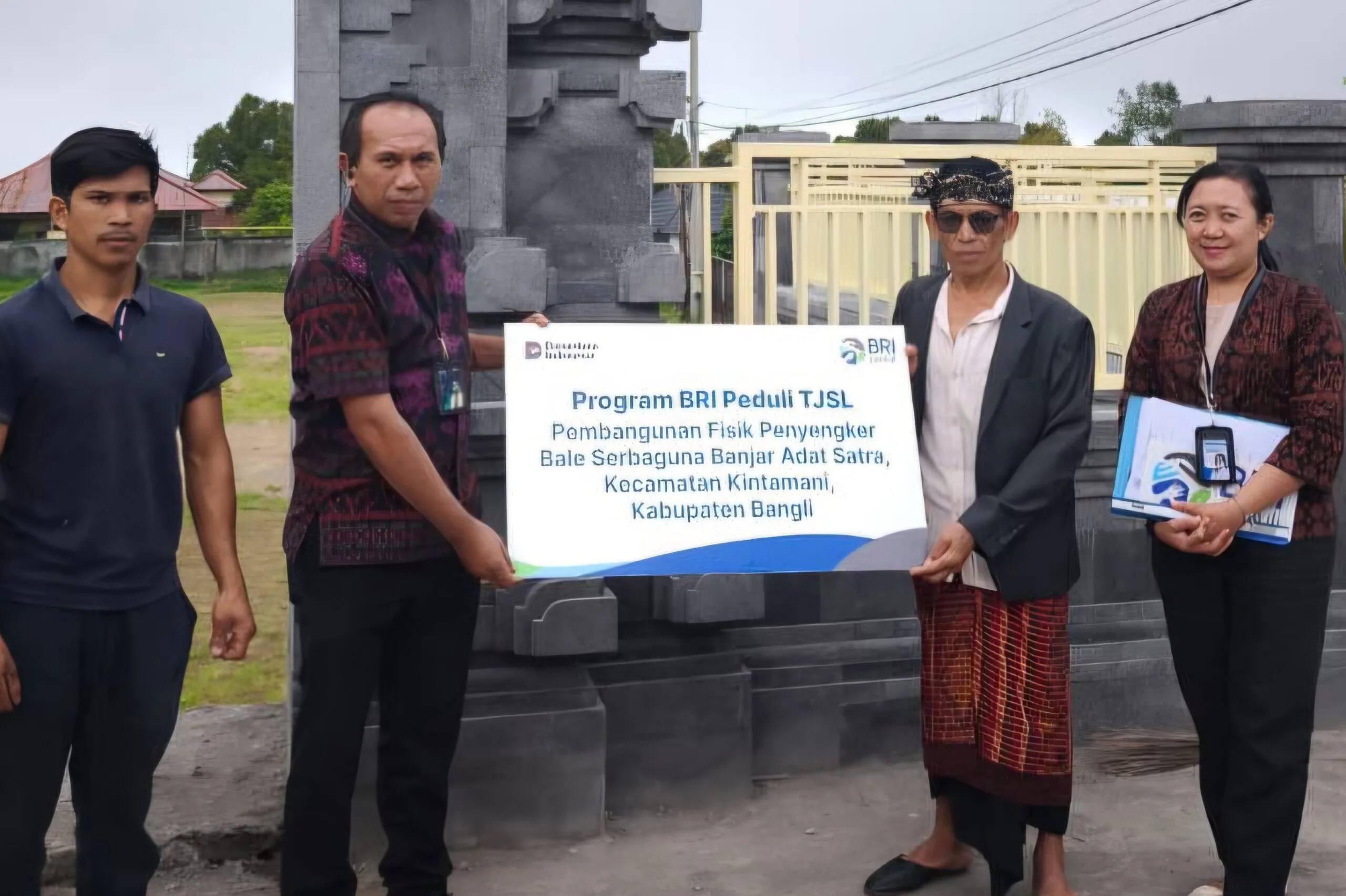 Wajah Baru Balai Serbaguna Banjar Satra Bangli : Dilengkapi Candi – Tembok Penyengker Dibantu BRI