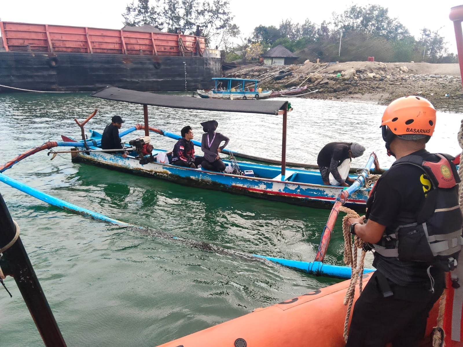 Kehabisan BBM di Perairan Benoa, Tim SAR Evakuasi 4 Nelayan – Selamat