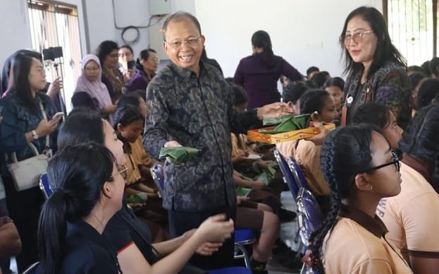 Gubernur Koster Datangi SMPN 13 Denpasar Santap Nasi Jinggo Bersama