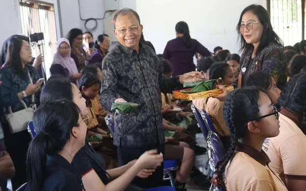 Gubernur Koster Datangi SMPN 13 Denpasar Santap Nasi Jinggo Bersama