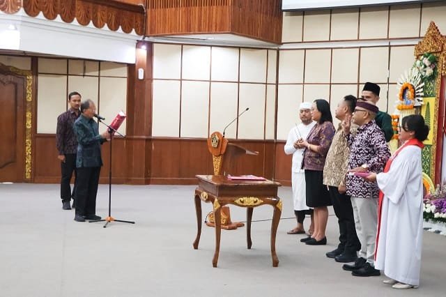 Lantik Anggota BPSK Denpasar Periode 2026–2031, Gubernur Koster Janjikan Peningkatan Honor
