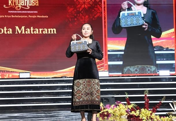 Anggun di Parade Wastra Kriyanusa 2026, Ny. Mas Parwata Dorong Inovasi Produk Kerajinan Karangasem