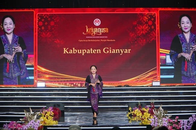 Tampil Anggun Berbusana Endek Kasual, Wakil Ketua Dekranasda Gianyar Ramaikan Parade Pakaian Daerah di JICC