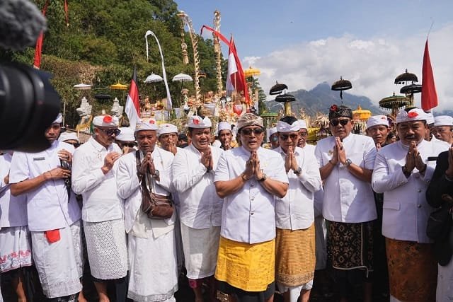 Hadiri Karya Agung 10 Tahunan di Songan, Adi Arnawa lan Giri Prasta Ikuti Prosesi Mulang Pekelem di Danau Batur