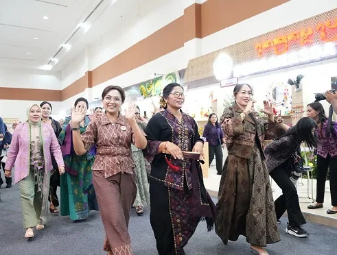 Tampil Anggun Berbusana Tenun Casual, Ketua Dekranasda Badung Pukau Panggung Fashion Show Kriyanusa 2026