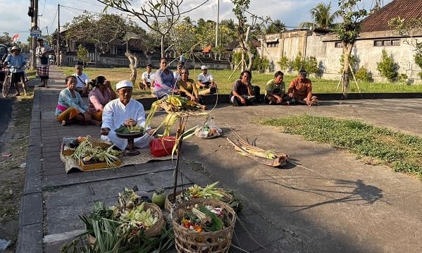Kedapatan Buang Sampah di Depan Patung Saraswati, Warga di Desa Adat Kemenuh Disanksi Mecaru dan Beras 100 Kg