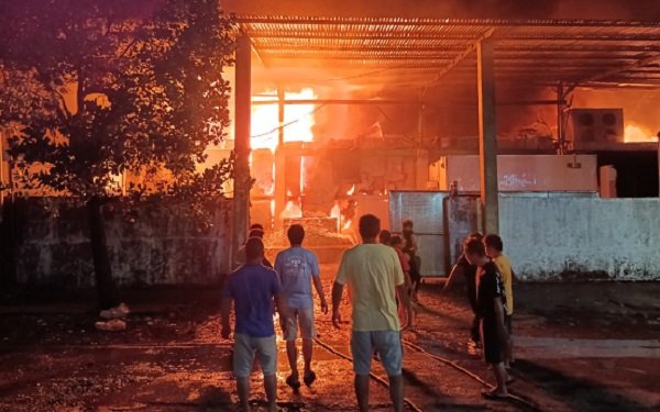 Mes Karyawan PT Sumber Nelayan Benoa Mendadak Terbakar, Pekerja Panik Berhamburan