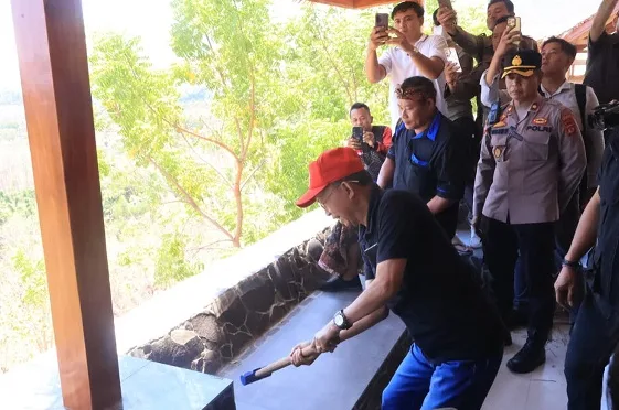 Diduga Dimodal WNA, Vila Bodong di Hutan Desa Pejarakan Dibongkar Paksa Gubernur Koster