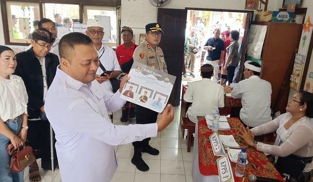 Partisipasi Pemilih Tembus 90 Persen Sebelum Siang, Bupati Mahayastra Pantau Langsung TPS Pilkel Gianyar