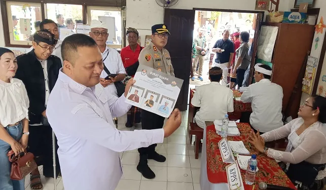 Partisipasi Pemilih Tembus 90 Persen Sebelum Siang, Bupati Mahayastra Pantau Langsung TPS Pilkel Gianyar