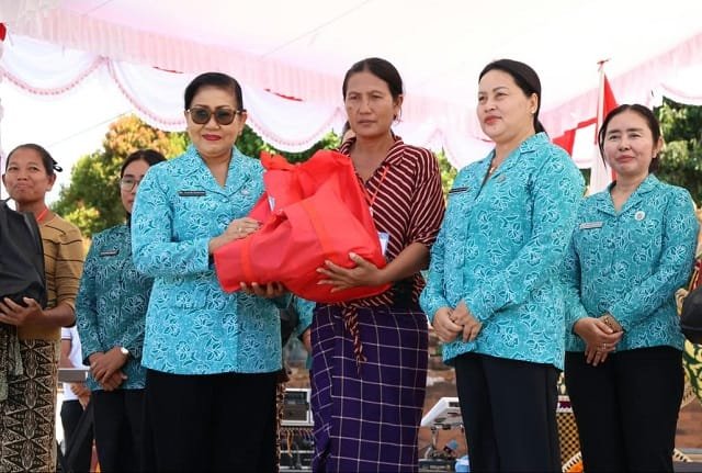 Hadiri Pasar Rakyat Karangasem, Putri Koster Dorong Bunga Kasna Temukus Digunakan untuk Canang Harian