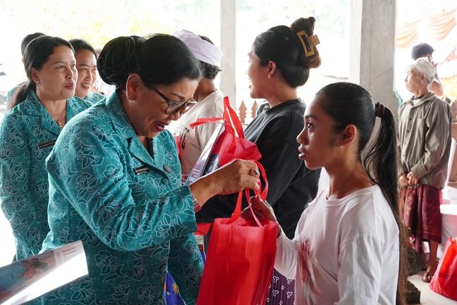 Bawa Bantuan Sembako Hingga Vaksinasi Rabies, Putri Koster Ajak Ibu-Ibu PKK di Bangli Pintar Olah Pangan Gizi