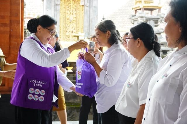 Apresiasi Ujung Tombak Masyarakat, Kader Posyandu Denpasar Diguyur Telor-Beras